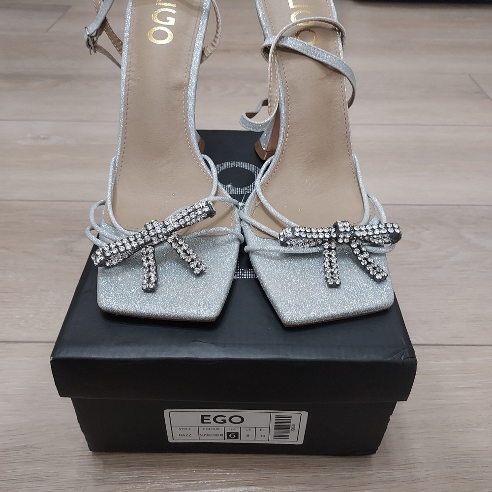 Ego, size 8, silver glitter heels with bow - Picture 3 of 4